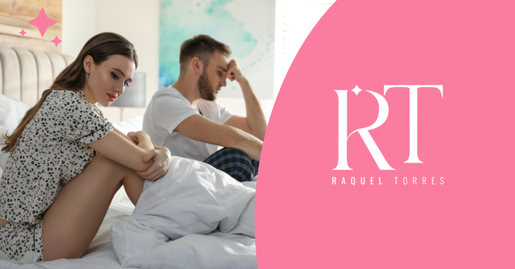 Una pareja joven sentada en lados opuestos de la cama, ambos con expresiones de tristeza o preocupación y mirando en direcciones opuestas, simbolizando la desconexión emocional y la distancia en la relación.