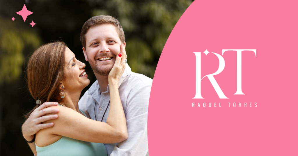 Una mujer mayor y un hombre joven, posiblemente madre e hijo, se abrazan sonriendo, simbolizando la conexión y el apoyo familiar.