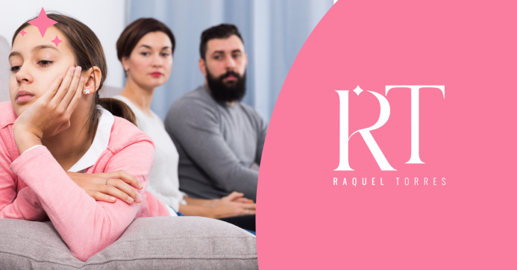 Una adolescente pensativa y con el ceño fruncido sentada en primer plano, mientras sus padres, borrosos al fondo, la observan con preocupación. Simboliza la desconexión familiar y el desafío de construir confianza.