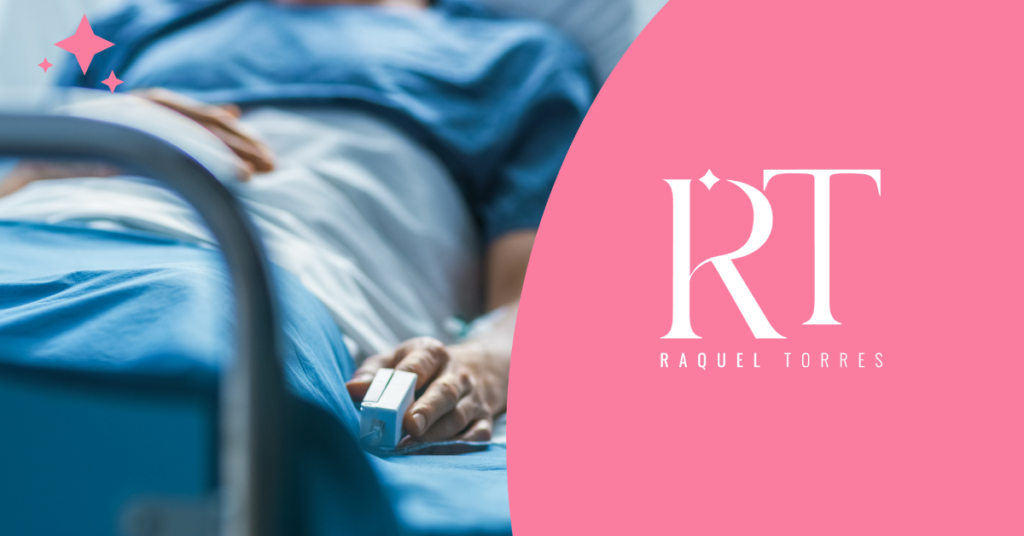 Una persona acostada en una cama de hospital, con una mano sosteniendo un objeto rectangular, en un ambiente sombrío. La imagen incluye el logo 'RT Raquel Torres' y un fondo rosa.