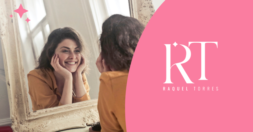 Una mujer joven se mira al espejo con una sonrisa radiante, mostrando una actitud de autoconocimiento y amor propio.