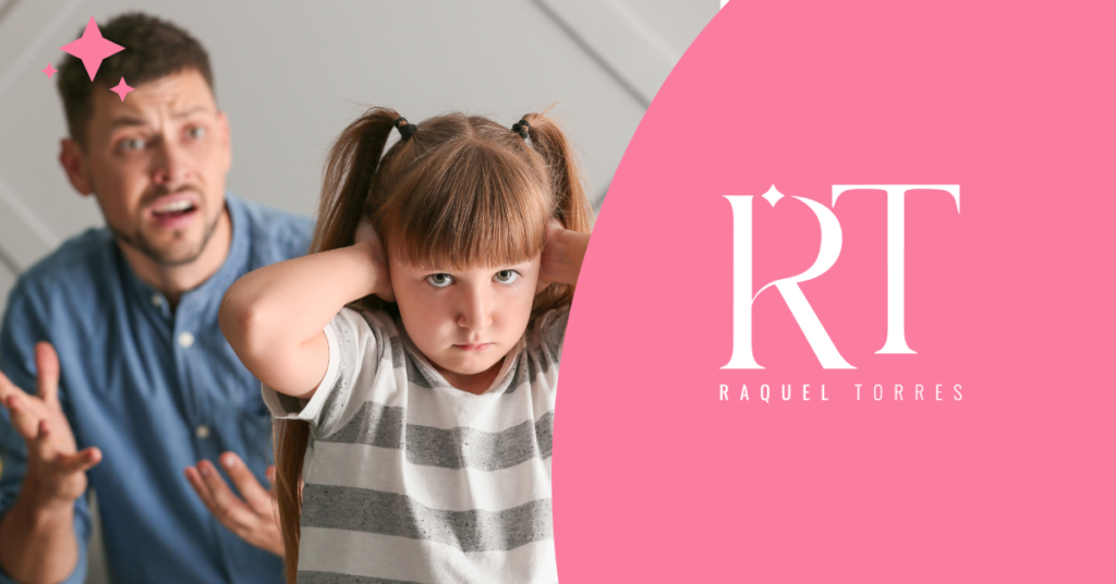 Un padre con expresión de frustración o desconcierto, mientras su hija pequeña se tapa los oídos, ignorándolo.