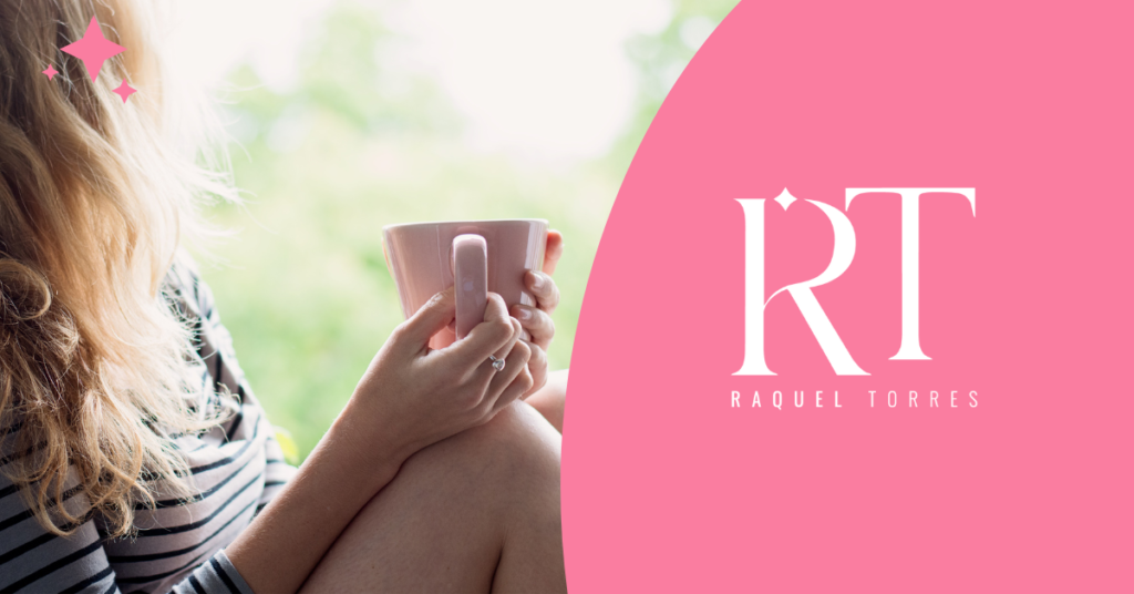 Una mujer sentada sola en un sofá, mirando al vacío con una expresión triste y distante, mientras su familia se encuentra borrosa en el fondo. La imagen simboliza la desconexión y el aislamiento emocional en el hogar, un tema que Raquel Torres, Coach Familiar de Familia RT, aborda en su blog.