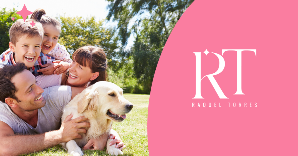 Un hombre con barba y una niña de cabello rizado yacen en una cama, mirando un libro juntos. La imagen representa un momento de presencia y conexión entre un padre y su hija.