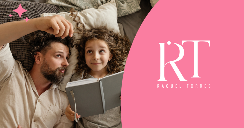 Una mujer con un gesto de escucha atenta y conexión con su hija, sentada en el suelo de una casa. La imagen simboliza la presencia y el acto de escuchar de verdad para reconectar en familia, un pilar fundamental en el trabajo de Raquel Torres, Coach Familiar de Familia RT.