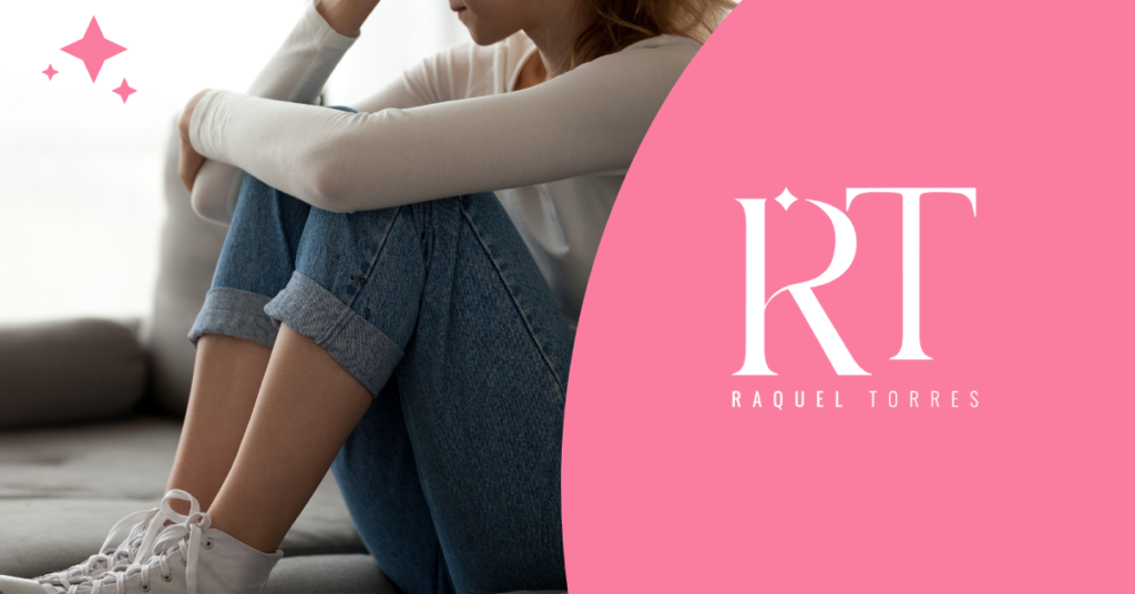 Una familia (madre, padre e hijos) sentada en un sofá, riendo y disfrutando de un momento de conexión y alegría. La imagen simboliza la recompensa de la transformación interior: un hogar lleno de calma y conexión.