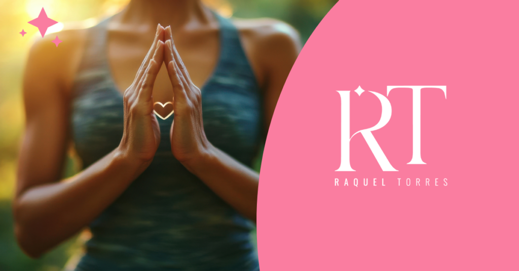 Una mujer con un top deportivo haciendo un gesto de meditación con las manos unidas en el pecho formando un corazón, con un brillo dorado a la izquierda y un fondo rosa con el logo "RT Raquel Torres" a la derecha.