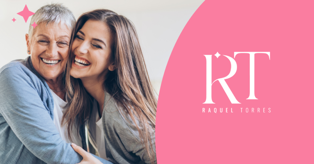 Una mujer mayor y una mujer adulta joven abrazándose con ternura y sonrisas amplias, transmitiendo felicidad y conexión. A la derecha, un fondo rosa con el logo “RT Raquel Torres”.